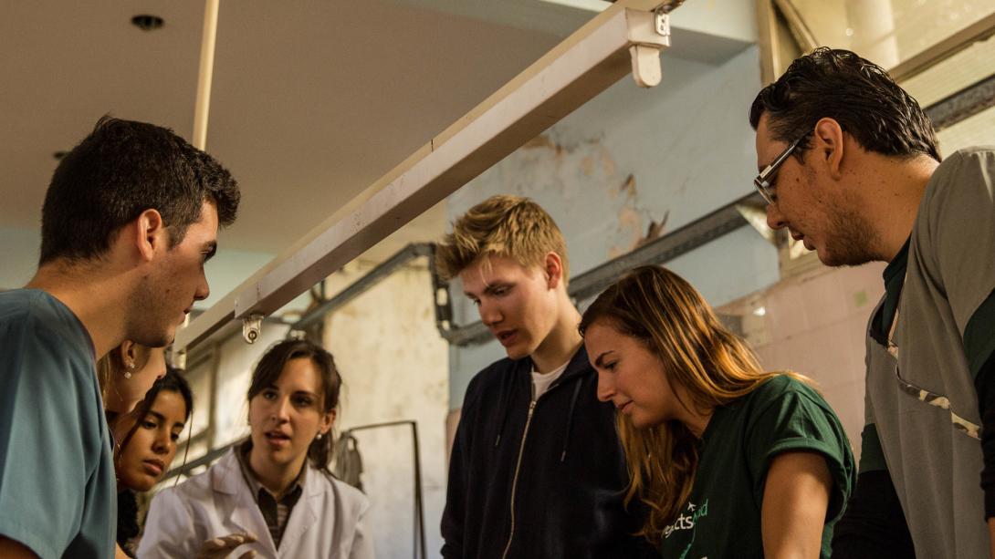 Projects Abroad interns watch a doctor perform basic medical practices in Argentina. Medical interns observe a procedure at a hospital in Argentina.